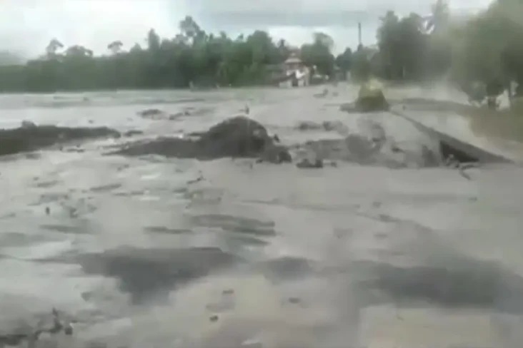 Diterjang Lahar Semeru,...