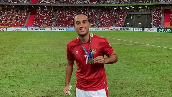 Ezra Walian dan Victor...
