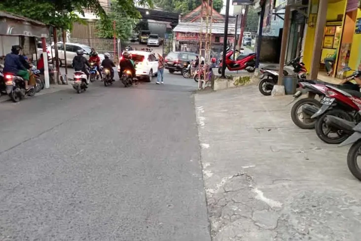 Tabrak Emak-emak, Bandar...