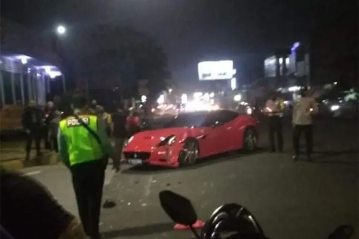 Pemotor Penabrak Supercar...