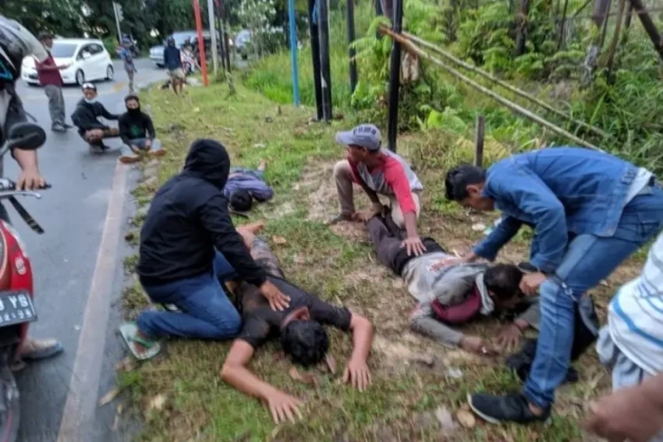 5 Pekerja Tersengat...