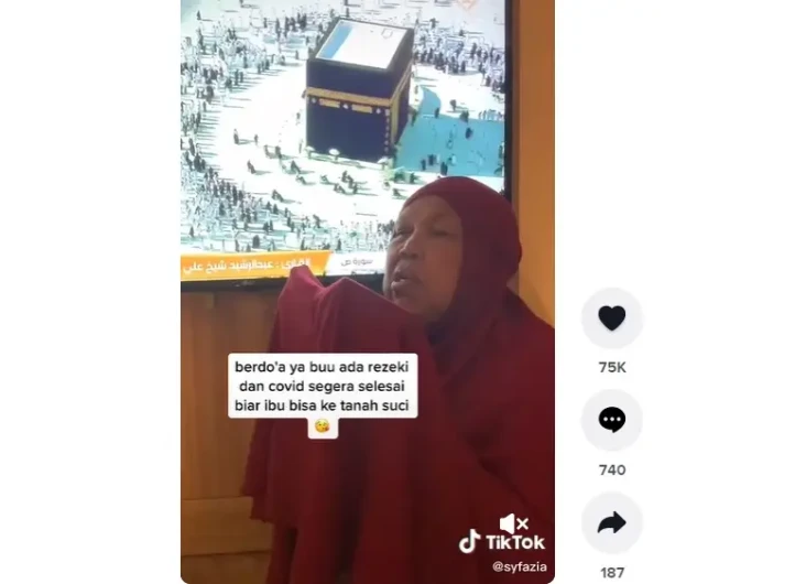 Reaksi Ibu Ini Berdoa...