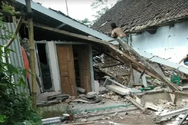 628 Gempa Bumi Guncang...