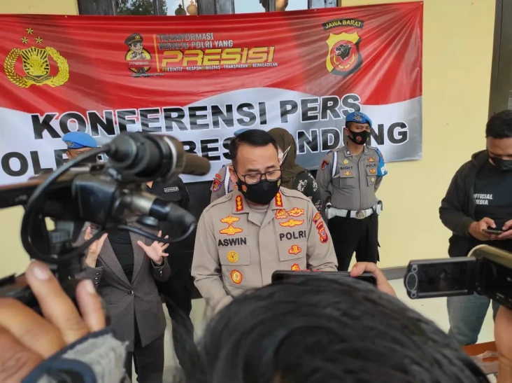 4 Pria Haus Seks Pengguna...