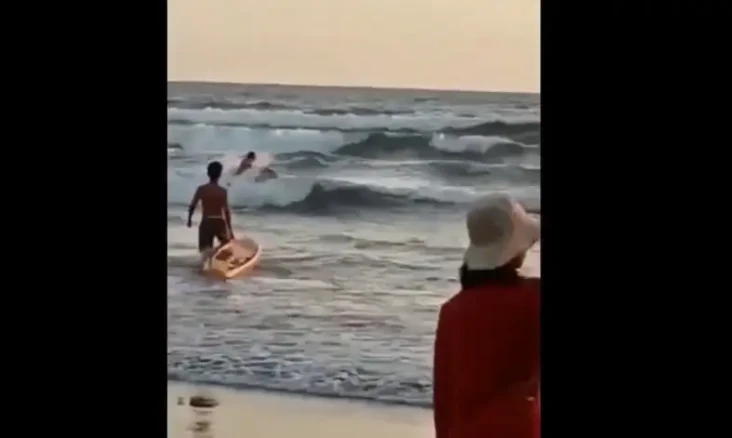 Nekat Berenang di Area...