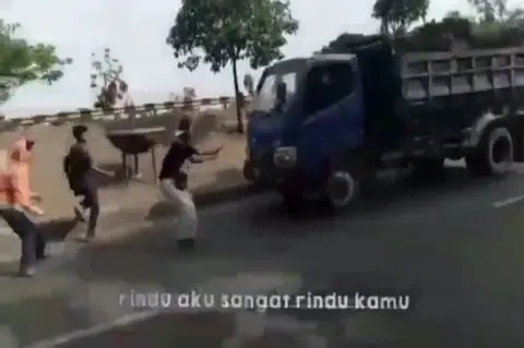 Berhentikan Truk, Remaja...