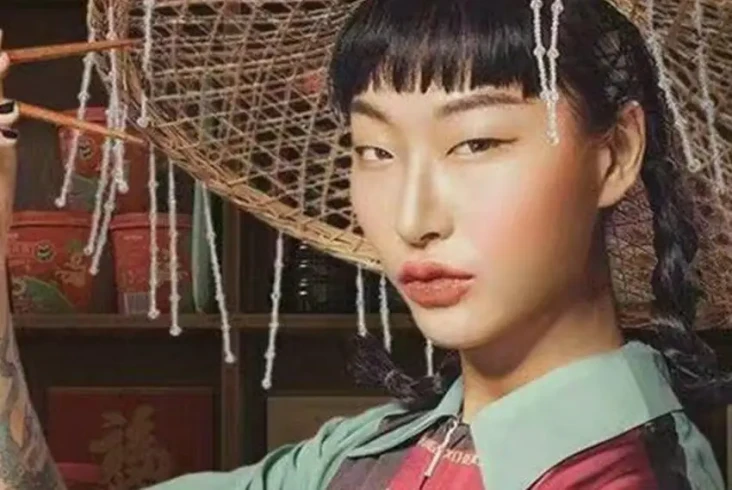 Model Iklan Mata Sipit...