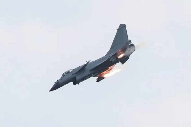 Pakistan Beli J-10 China,...