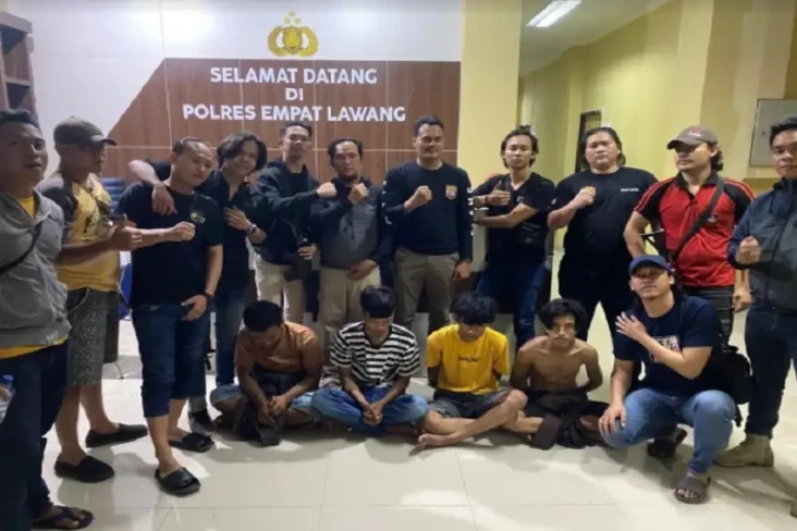 Haus Seks, 6 Pemuda...