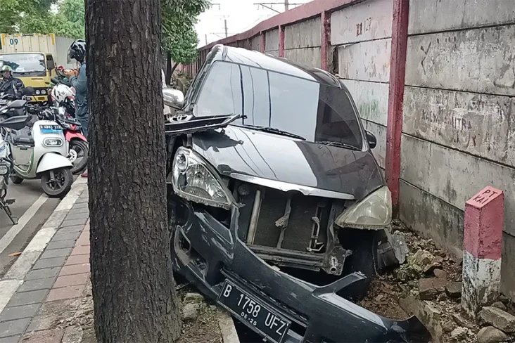 Sopir Mengantuk, Minibus...