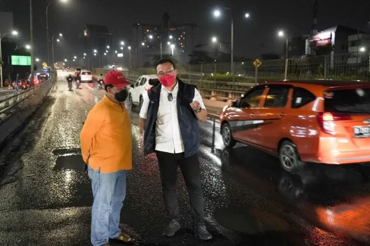 Jalan Rusak di Jakarta,...