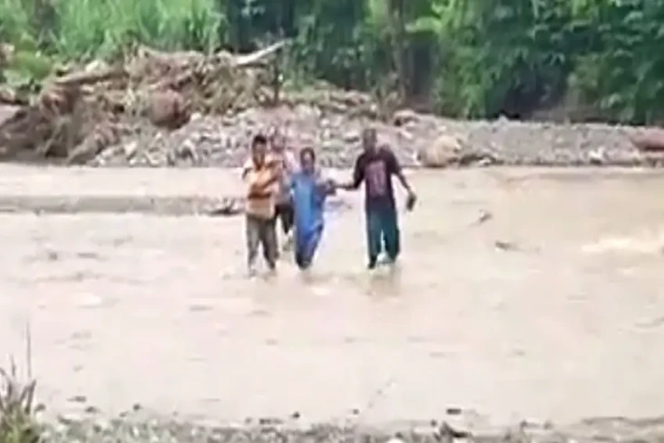 Jembatan Ambruk dan...