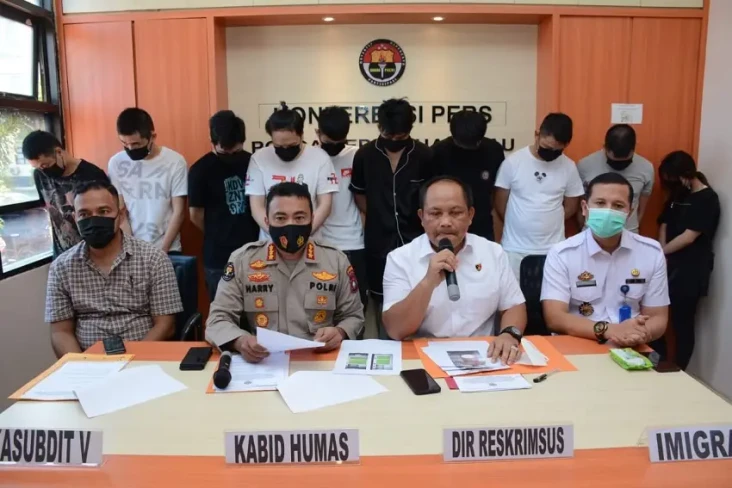 Memeras Lewat Sex Phone,...
