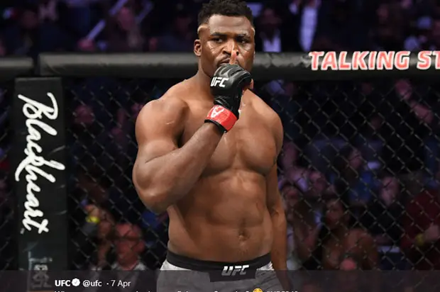 Francis Ngannou Selipkan...