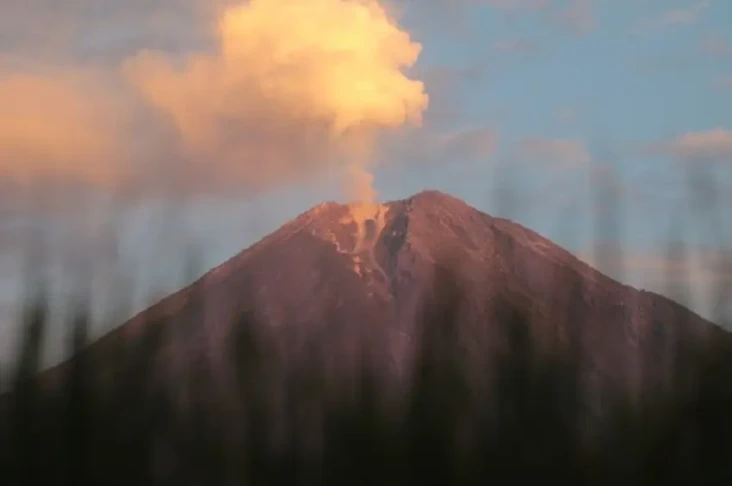 Aktivitas Vulkanik Semeru...