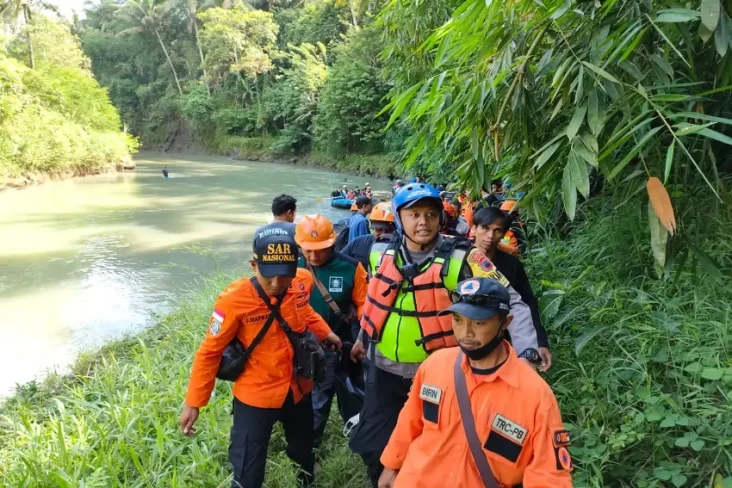 2 Santri Hanyut di Sungai...