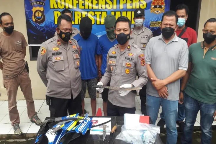 Cemburu Buta, Gadis...