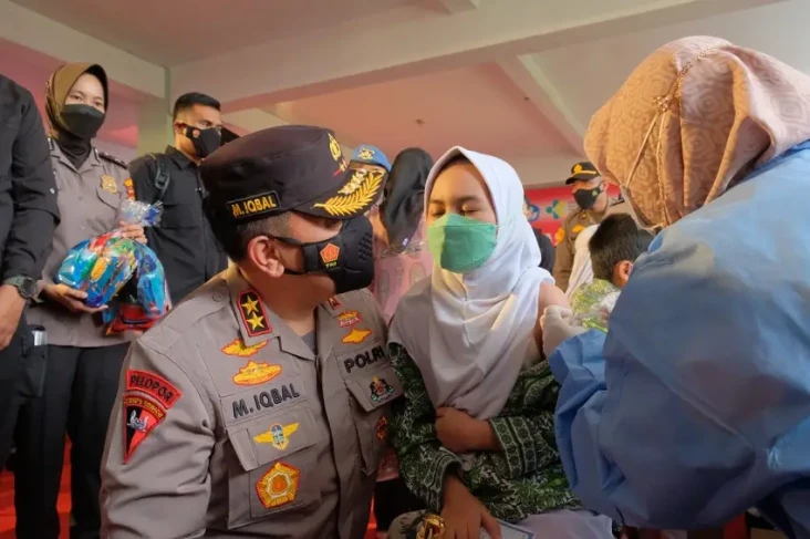 Pantau Langsung Vaksinasi...