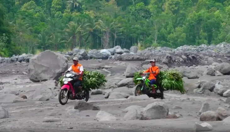 Menantang Maut, Warga...