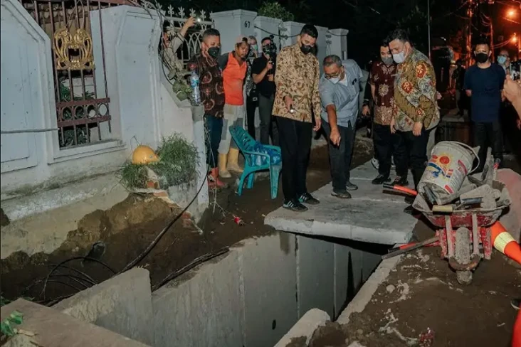 Tinjau Pengerjaan Drainase,...