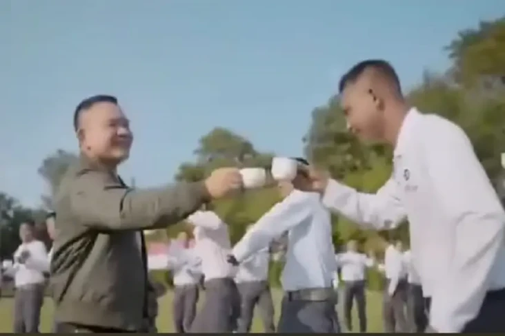 Sambil Berjoget, Jenderal...