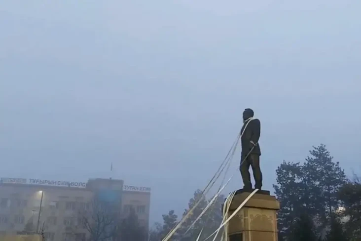 Massa Marah, Robohkan...