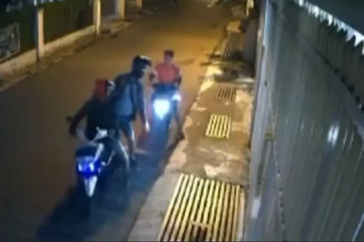 Acungkan Senjata dan...