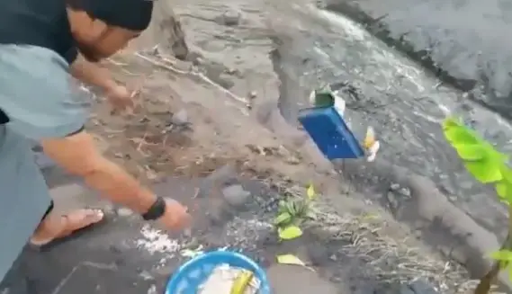 Viral! Pria Berjenggot...
