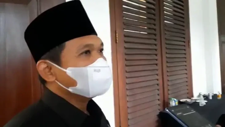Geger Pria Berjenggot...