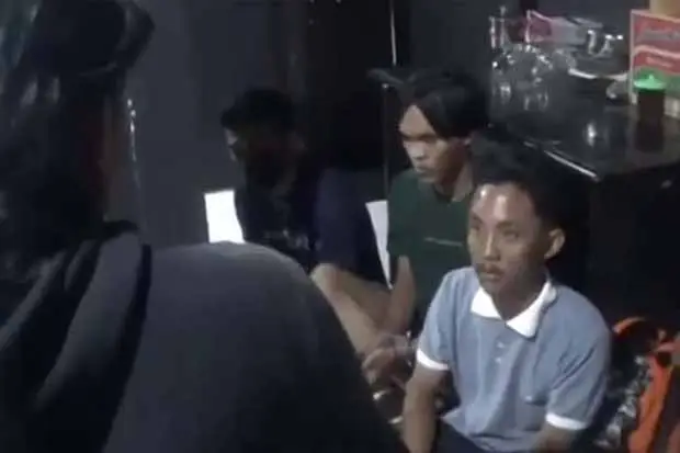 Curi Barang Elektronik...