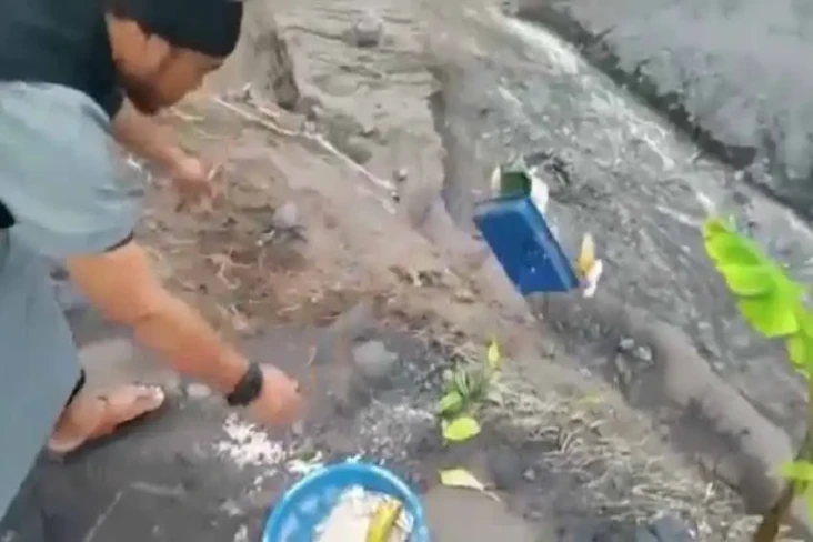 Video Viral Pria Tendang...