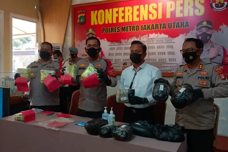 Sembunyikan Sabu dalam...