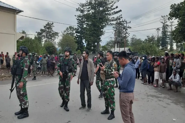 Pasukan TNI-Polri Pukul...