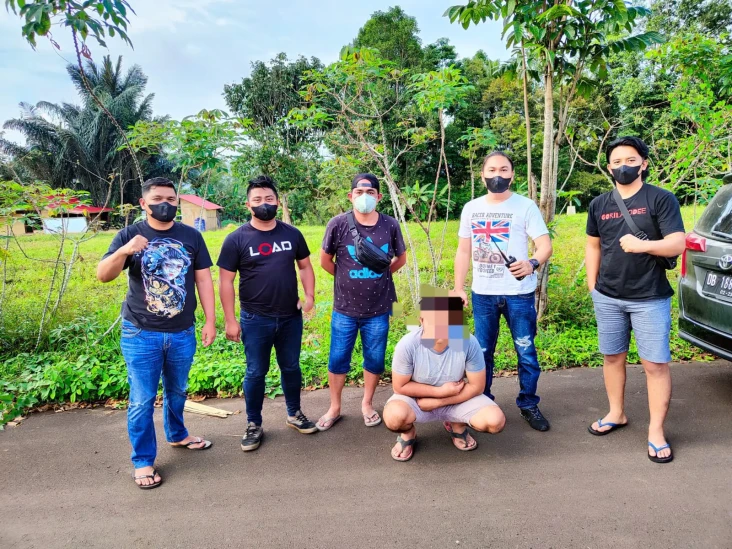 Tak Terima Pacarnya...
