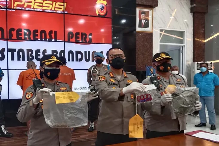 2 Warga Kota Bandung...