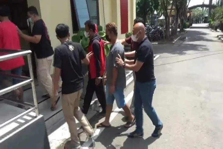 Sadis, Kakak Beradik...