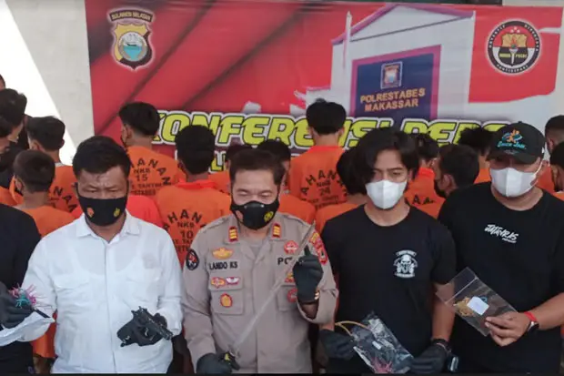Belasan Remaja Serang...