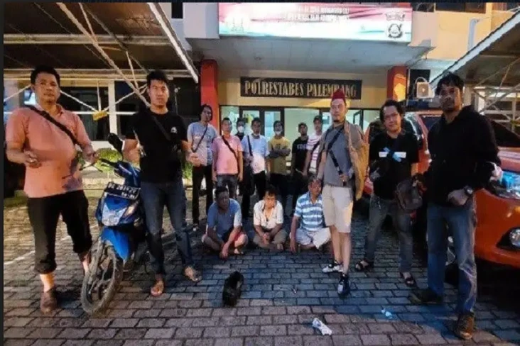Bobol Rumah Kosong,...