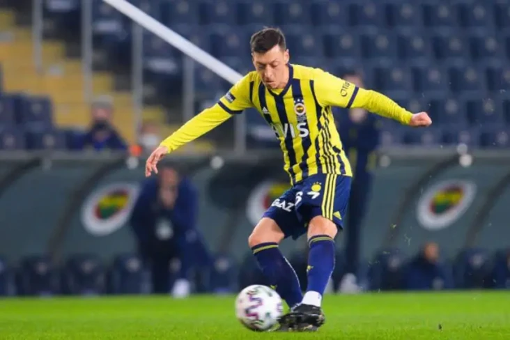 Gaji Mesut Ozil RANS...