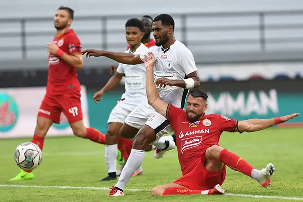 Persija Dihajar Persipura,...