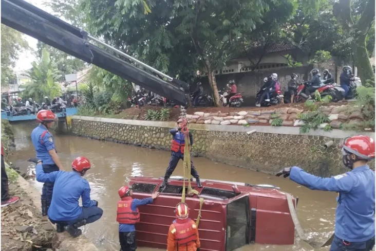 Diduga Mengantuk, Mobil...