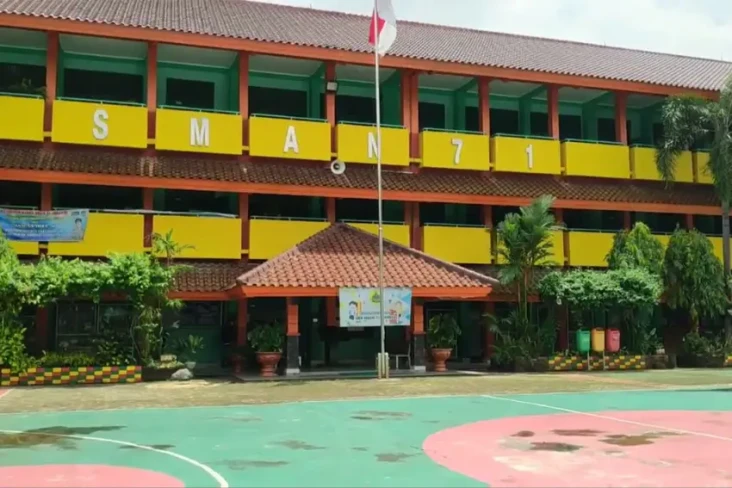 Siswa Positif Omicron,...