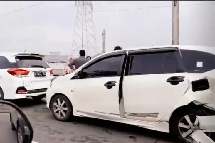 Tabrakan Beruntun di...