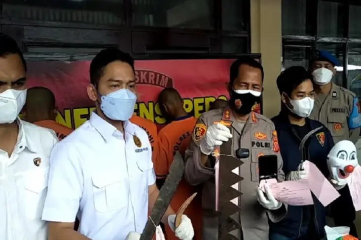 Dibantai di Kebun Karet,...