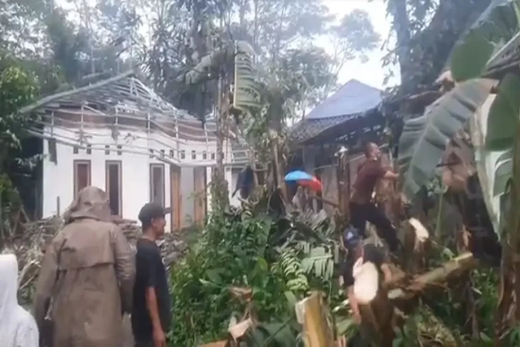 Disapu Angin Kencang,...