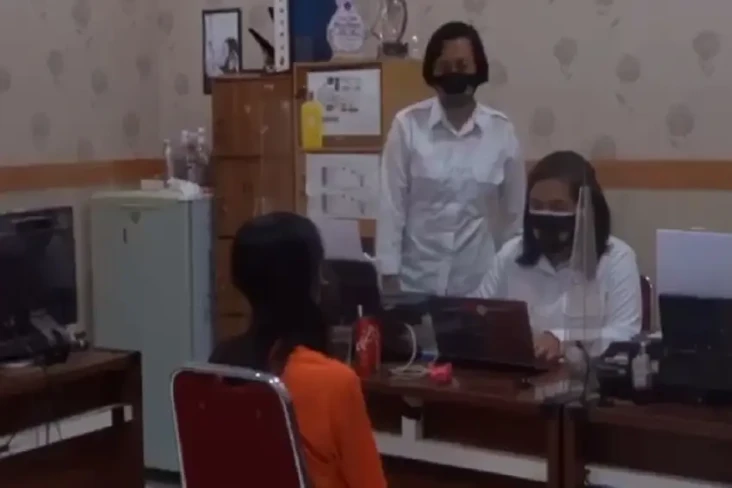 Bayinya Diejek, Ibu...