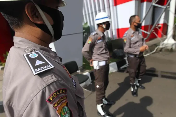 Mirip Polisi, Warna...