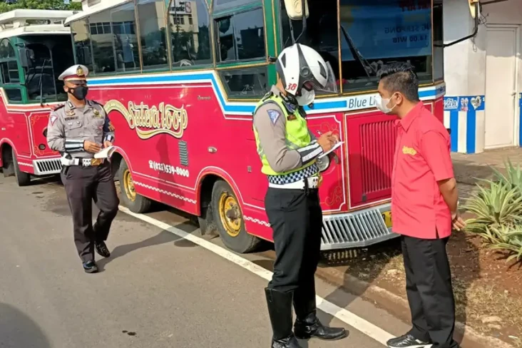 Pelat Nomor Mati, Bus...