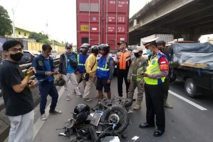 Mobil Pikap Tabrak 4...