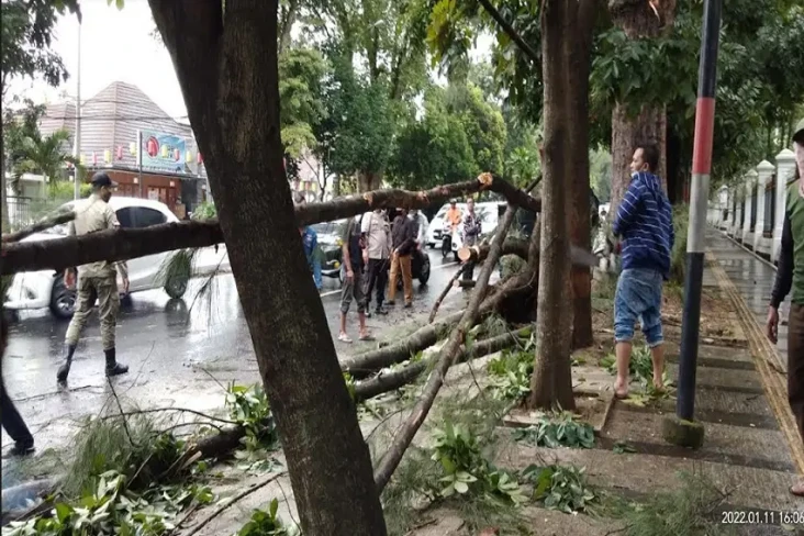 Bandung Diterpa Angin...